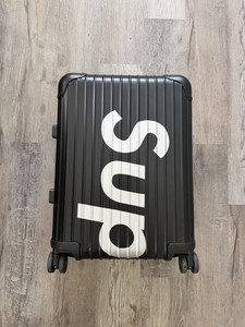 Supreme x Rimowa Topas; Czarna 4-kołowa walizka podręczna 45L