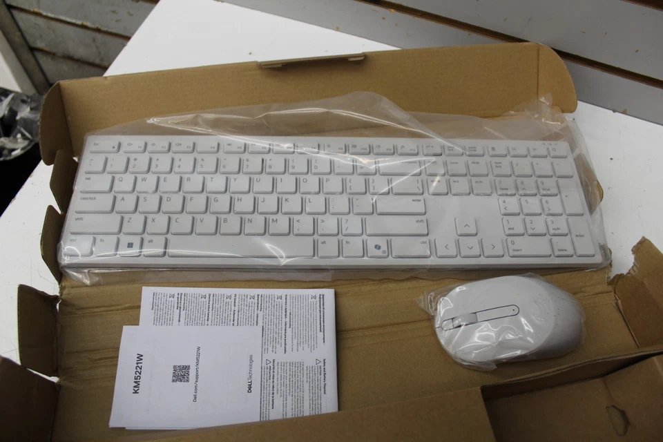 Dell Pro Keyboard and Mouse KM5221W - Wireless, 2.4 GHz, USB Receiver - White - Image 3 of 4