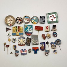 Lotto di 34 spillette da giacca anni 70 principalmente in tema montagna