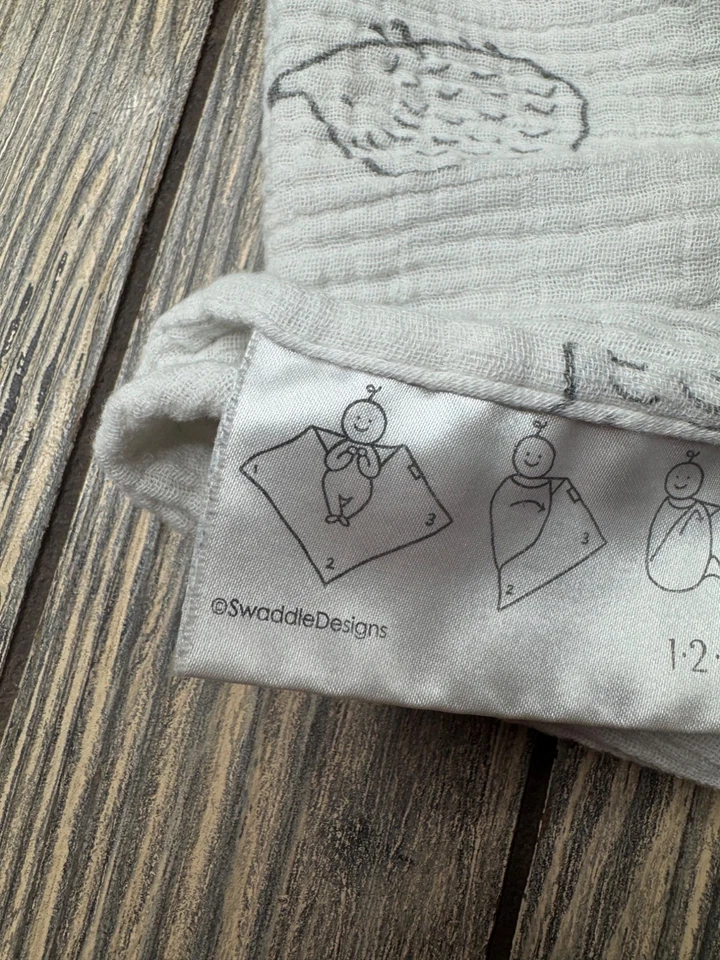 Manta SwaddleDesigns para bebé con estampado de erizo 100 % algodón muselina suave Foto 4 de 4
