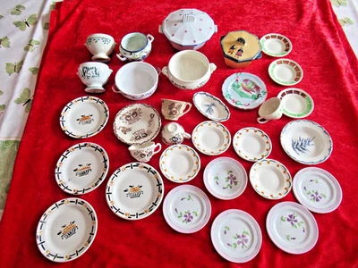 DINETTE DE POUPEE : FAIENCE PORCELAINE CERAMIQUE - PLUS DE 30 PIECES - LOT n° 3 - Photo 1/4