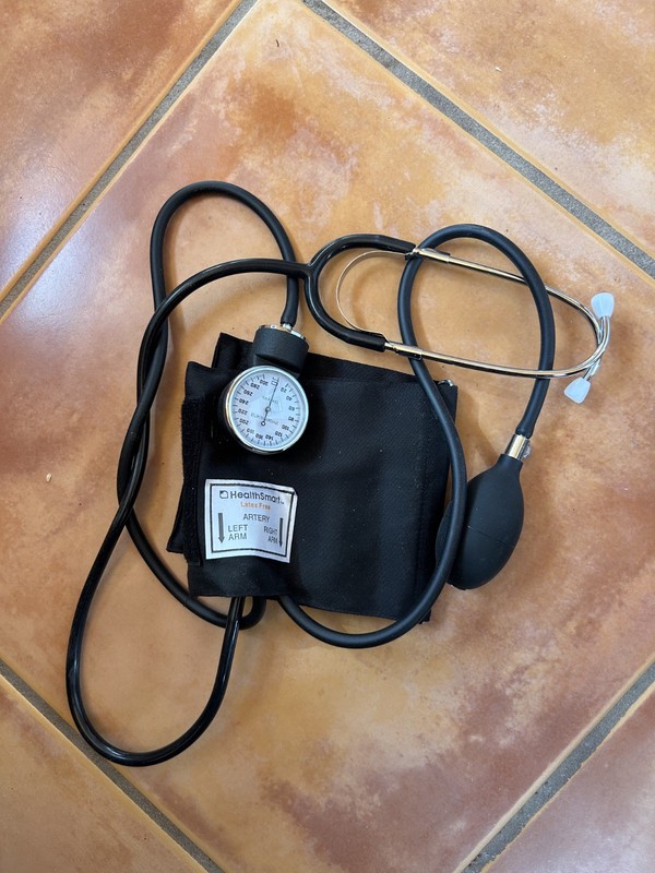 Sphygmomanometer / Blood Pressure Cuff/Gauge w/ Stethoscope