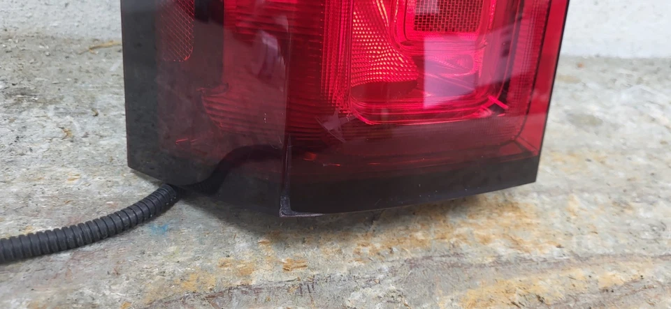 Chevrolet Tahoe 2015-2020 luz trasera lado del conductor usada OEM HALÓGENA *DC8929 Foto 2 de 4