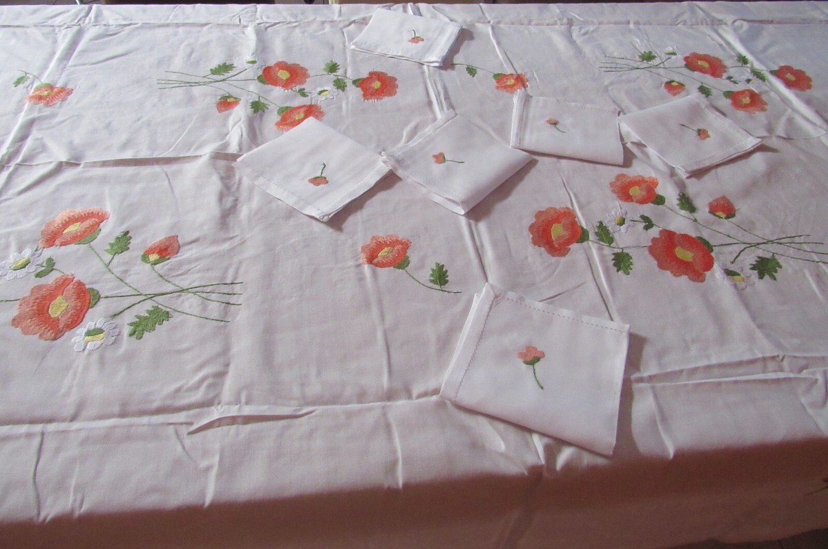 Nappe De Table Blanche Brodée Main - Motif Hibiscus Saumon De Madagascar - 140x220 Cm
