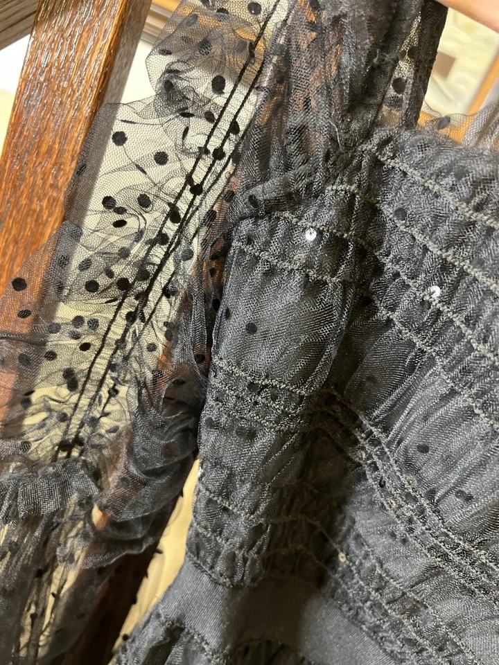 Женское кружевное платье с автопортретом - Изображение 4 из 4