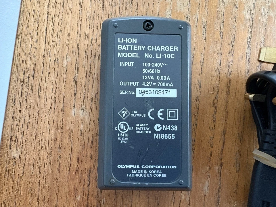 Cargador y cable Olympus modelo Li-10C. Foto 4 de 4
