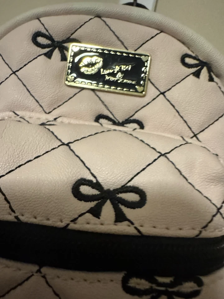 Mini Mochila Acolchada Rosa Negro Arcos/Dije de Arco Luv Betsey By Betsey Johnson Foto 3 de 4