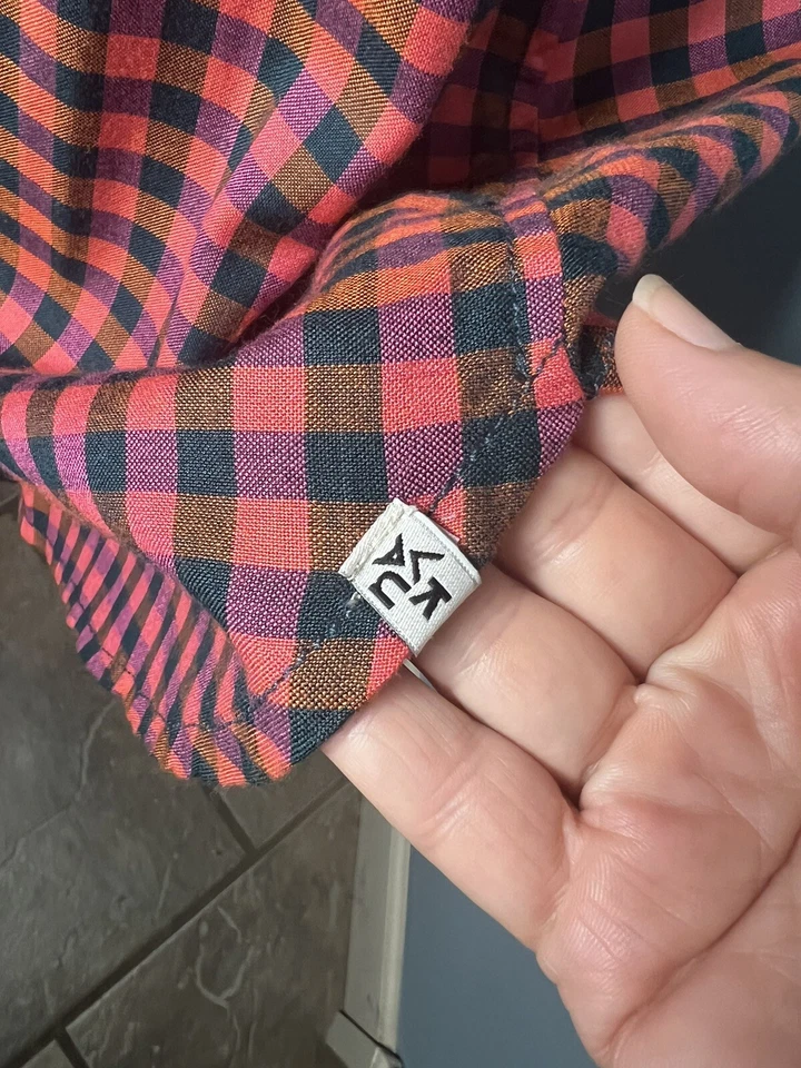 Vestido camisa KAVU feminino tamanho pequeno Brighton sem mangas botão vermelho e preto - Imagem 3 de 4