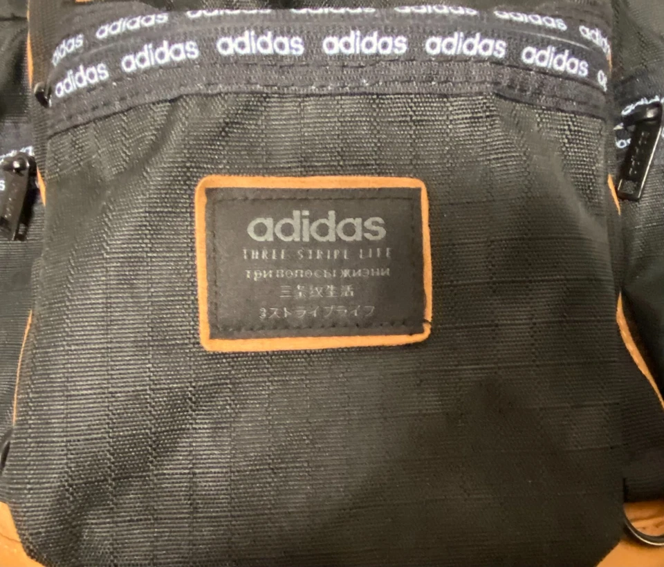 Mochila Adidas Kantan, 4 bolsillos exteriores, compartimento para portátil, seminueva Foto 3 de 4