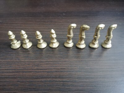 8 antike handgeschnitzte Schachfiguren aus Messing geformt (3 cm und 2,5 cm)