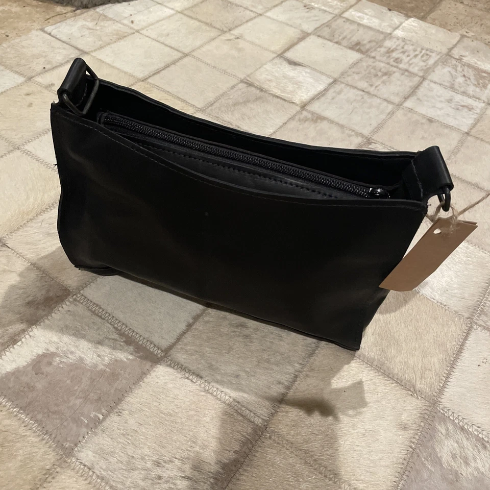 Cartera de hombro de cuero McFadin con correa de cristales “LOVE” Foto 4 de 4