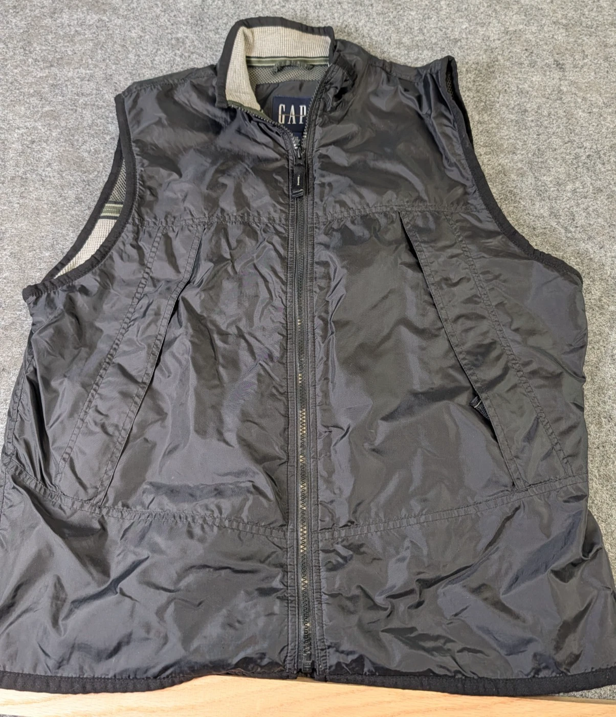 GAP Men's Medium Smooth Nylon Vest Black Mesh & Knit Lining Zippered Pockets EUC