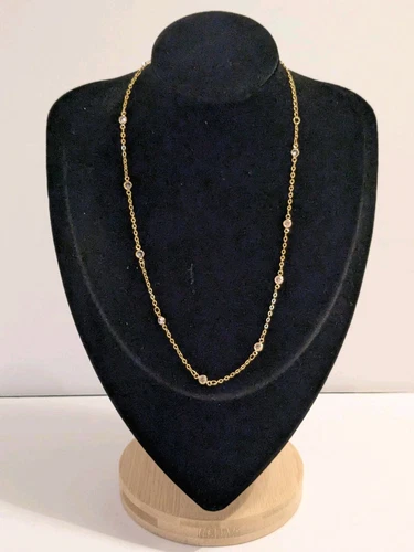 VETEMENTS Collana catena delicata tono oro con lunetta stazionata set pietre di vetro. 18".