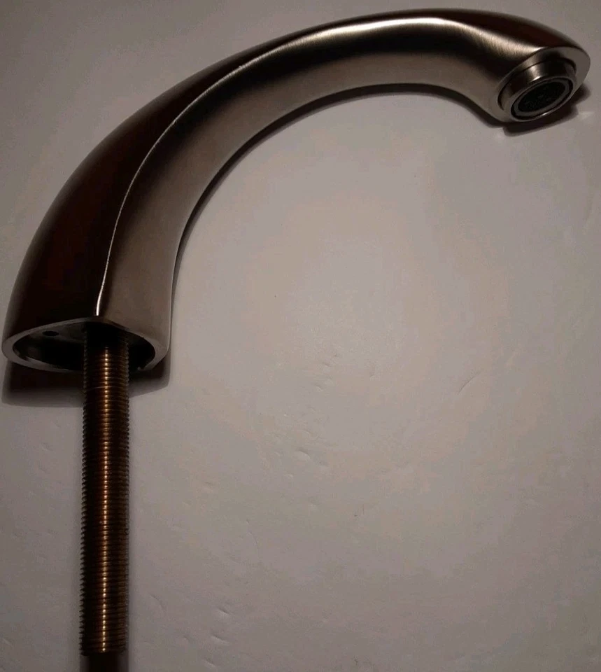 Grifo de alta resistencia Kohler ANSI A112 18,1 M 2,2 GPM, 8,31/min ligeramente usado y envejecido Foto 2 de 4