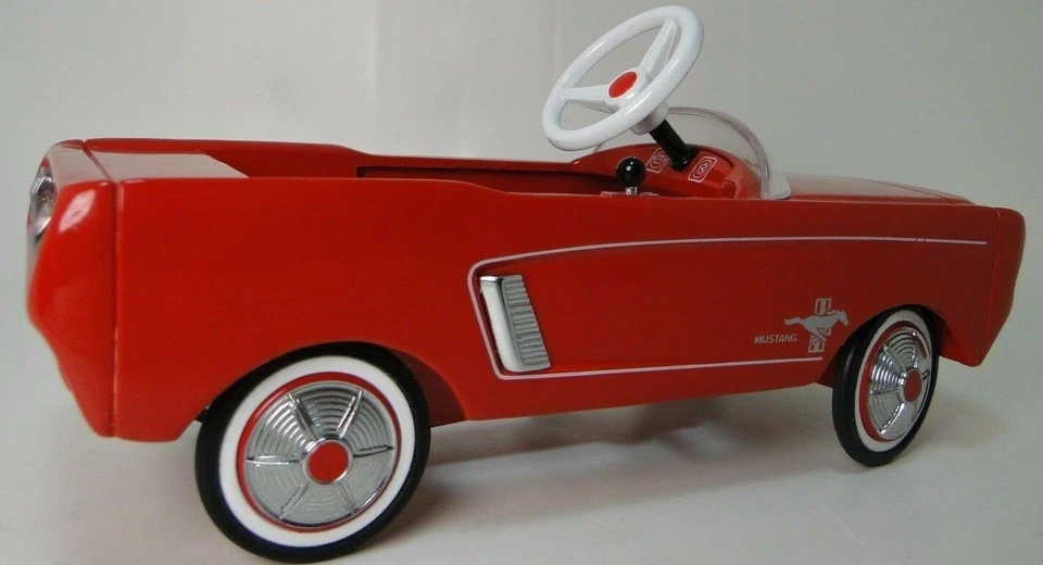 Coche a pedales Mustang "demasiado pequeño para montar" modelo de carrocería de metal en miniatura Foto 3 de 4