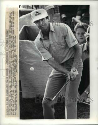 1984 Press Photo Golfer Denis Watson watches his chip to the 18th - Main Image