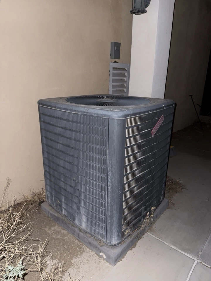 Unidad condensadora central de aire acondicionado Goodman - usada, como está Foto 2 de 2