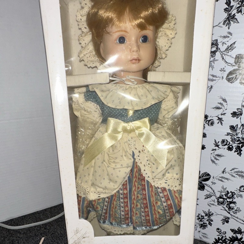 Gorham Fondest Memories 16in Porcelain Musical Girl Doll Blonde Blue Eyes