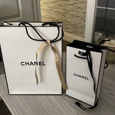 2 leere Chanel Geschenktüten mit Band 7 H x 4 B x 2 T + 9 H x 7 B x 3,5 T