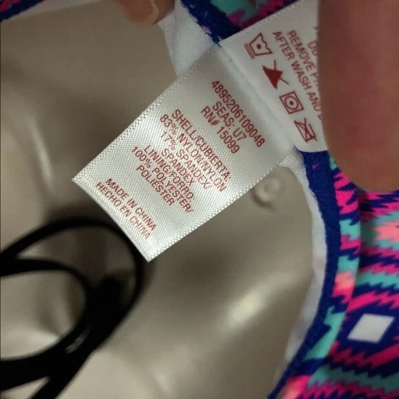 Traje de baño Bongo geométrico rosa de una pieza grande Foto 4 de 4