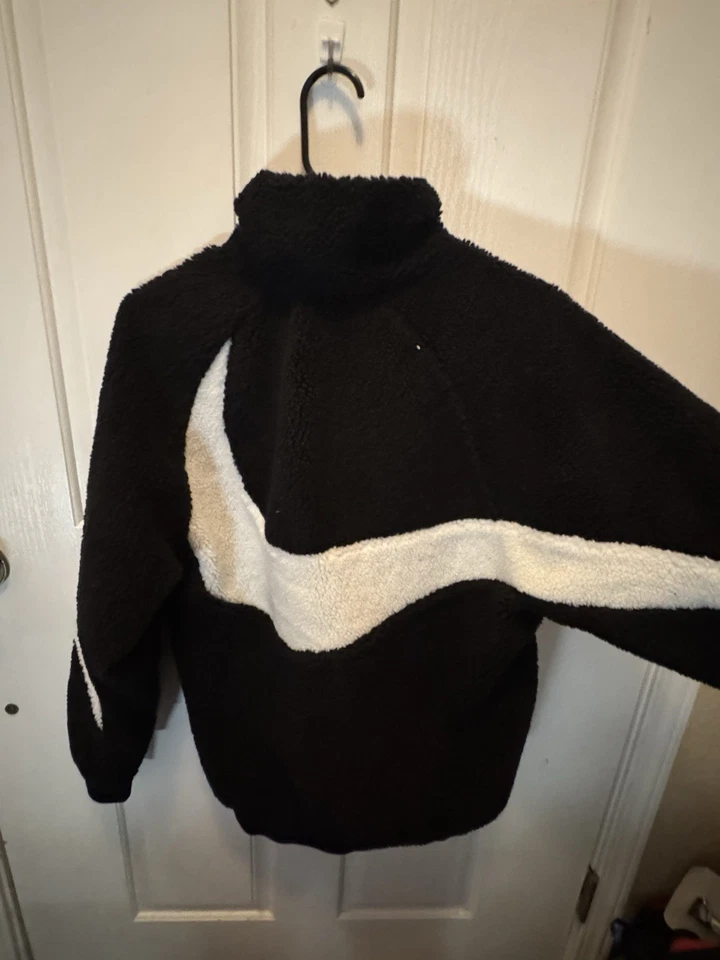 Chaqueta Sherpa Nike Vaporwave Big Swoosh Polar OG Colorway Blanco y Negro Clásica Foto 3 de 3