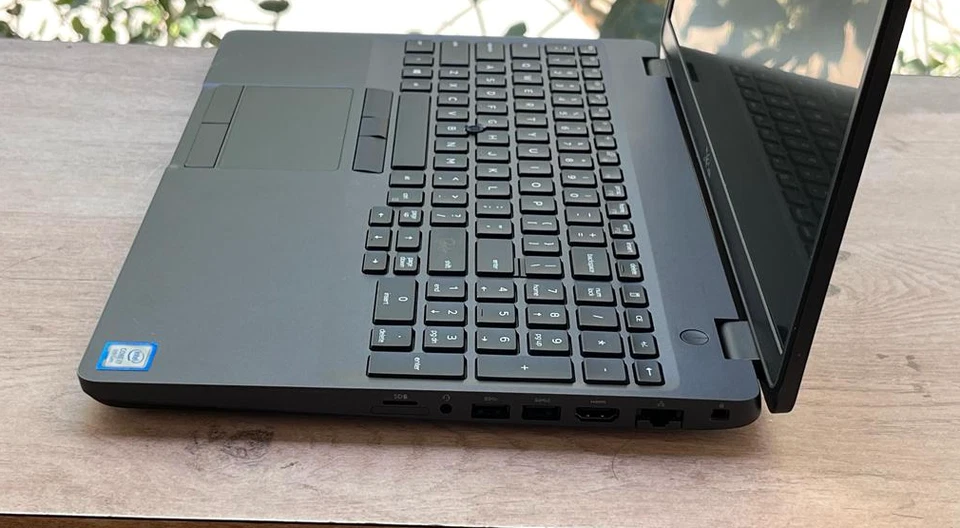 Dell Latitude 5500 -15.6" 8 GB RAM – Festplatte:256 GB NVMe Windows 11 - image 3 of 4