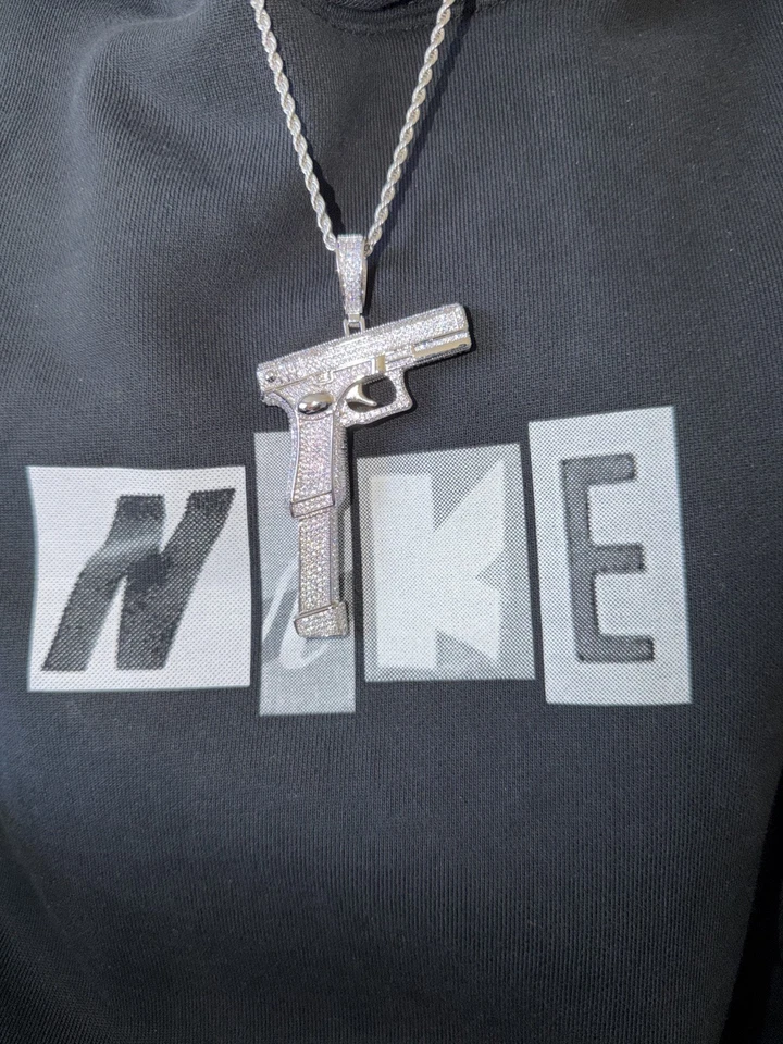 Collar colgante Iced Out Glock 19 con cristales de circón Foto 4 de 4