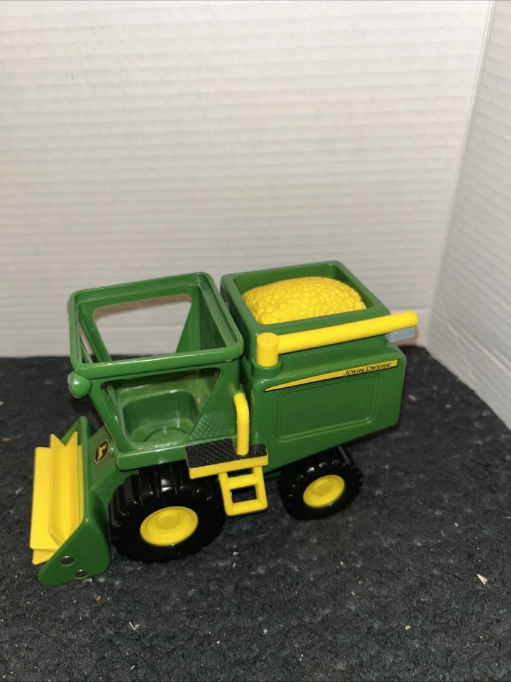 RC2 John Deere Combine Harvester Tractor Plastic Toy. - Image 2 of 3