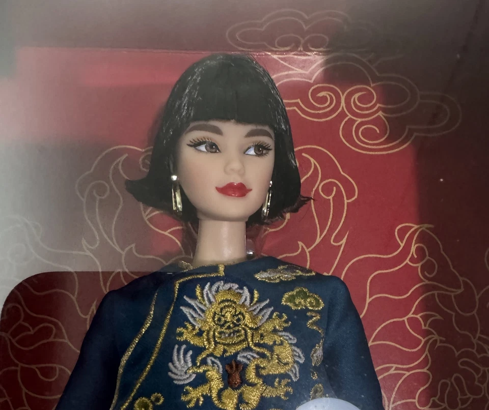 签名娃娃 2023 年芭比娃娃农历新年娃娃郭培设计全新 — 第 2/3 张图片