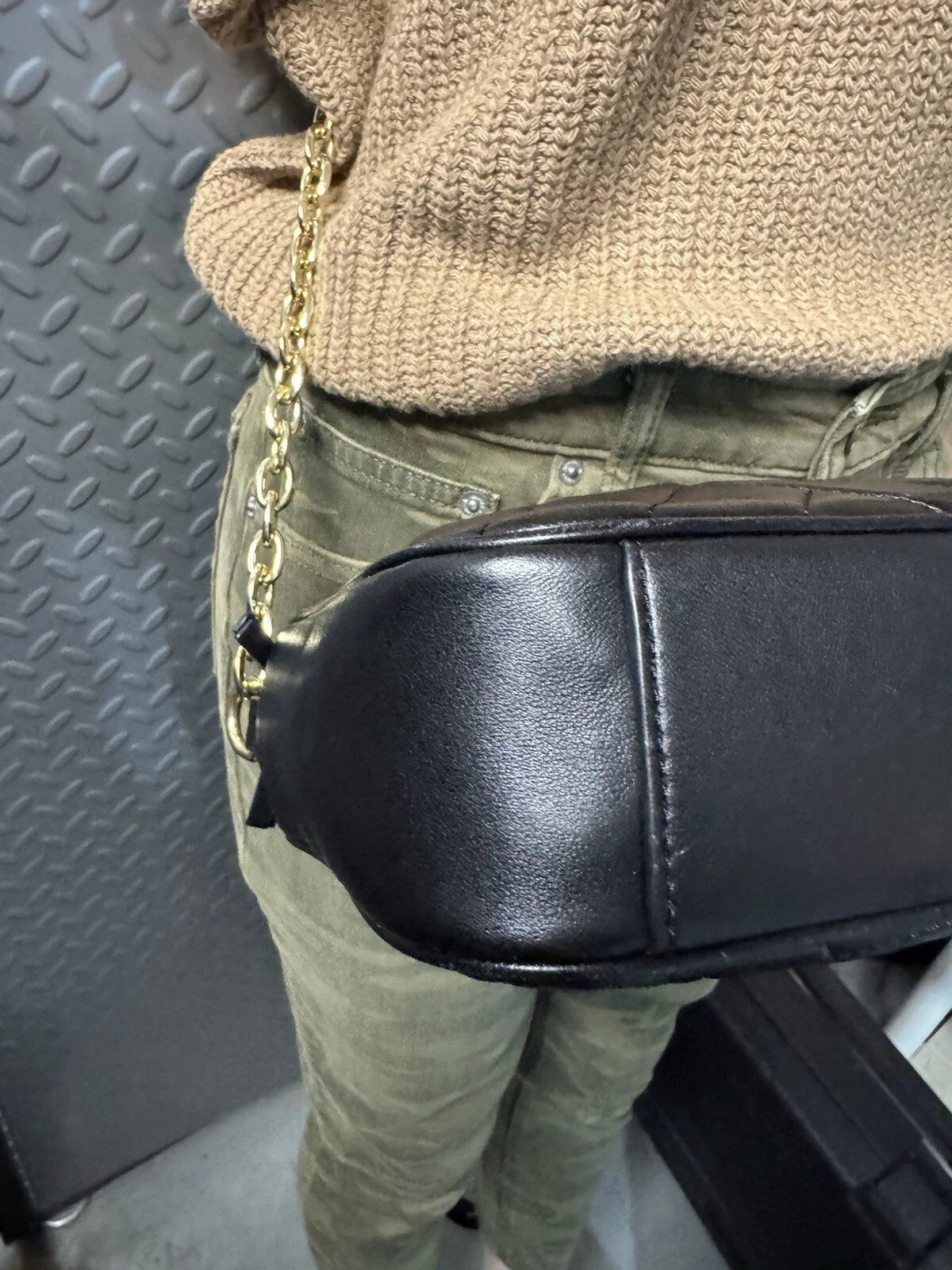 Borsa a tracolla per fotocamera Alexa Tory Burch nera usata delicatamente