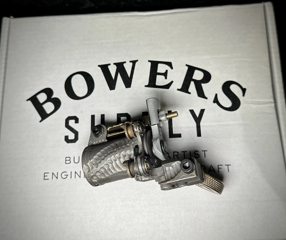 Driver Bowers Steel: tallado biomechizado único Foto 2 de 4