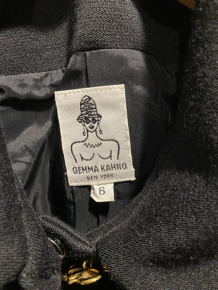 Blazer corto de diseñador de colección Gemma Kahng negro con botones dorados rosas ajustado 6 pequeño Foto 3 de 4