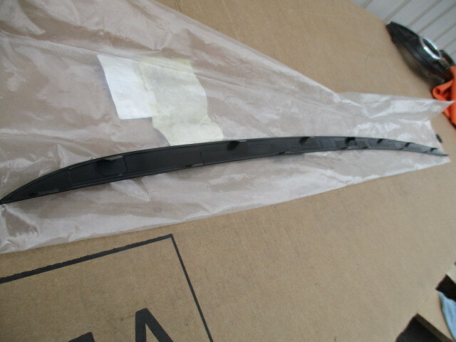 2010 2011 AUDI R8 REAR BUMPER CENTER TRIM MOLDING LOWER 420807811