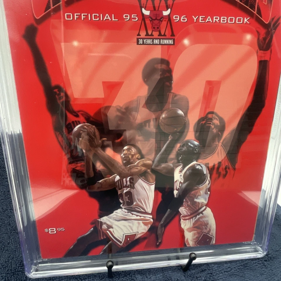 Anuario Oficial del Equipo Chicago Bulls 1995-96 30 Años y Funcionamiento Calificación CGC 8.0 Foto 4 de 4