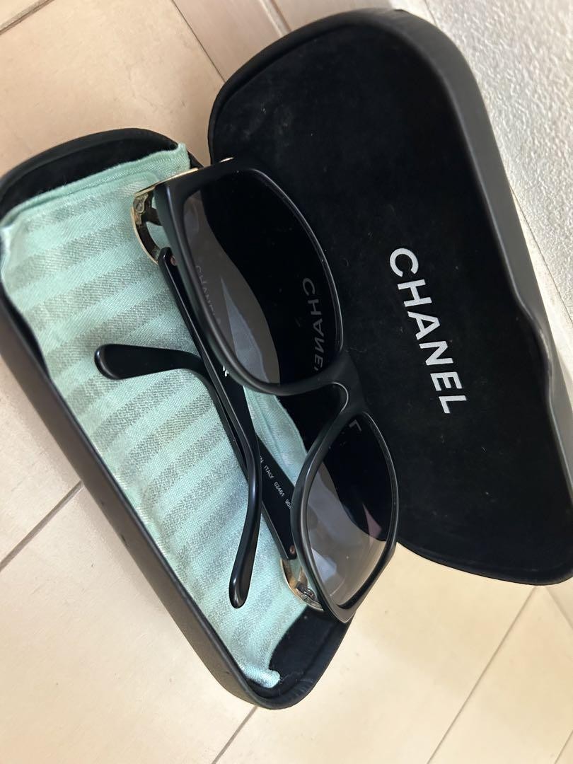 CHANEL Black Sunglasses with Protective Case