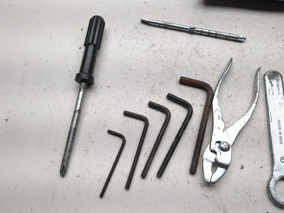 Kit de herramientas 99-10 Suzuki GZ250 con bolsa de almacenamiento Foto 3 de 4