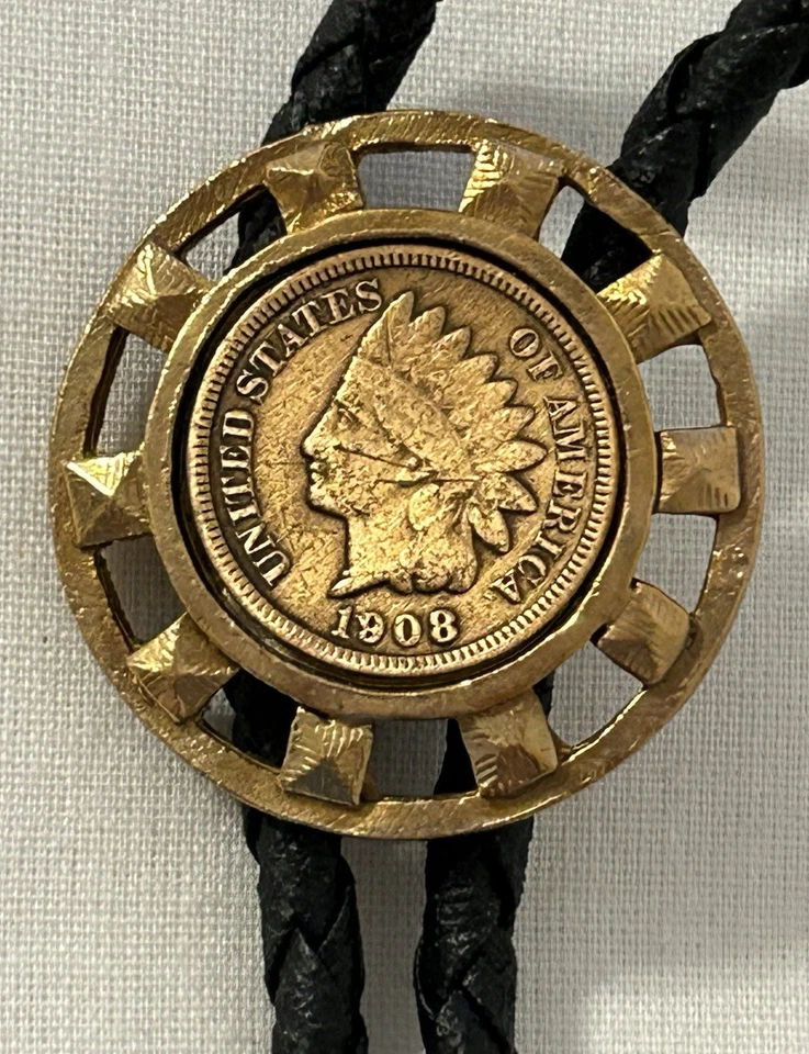 Corbata Bolo 1908 cabeza india de colección centavo/cuero trenzado negro/puntas doradas como nueva Foto 2 de 4