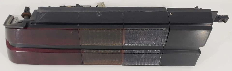 Conjunto de luz trasera izquierda del lado del conductor Chevy Camro 82-92 5973137 Foto 2 de 4