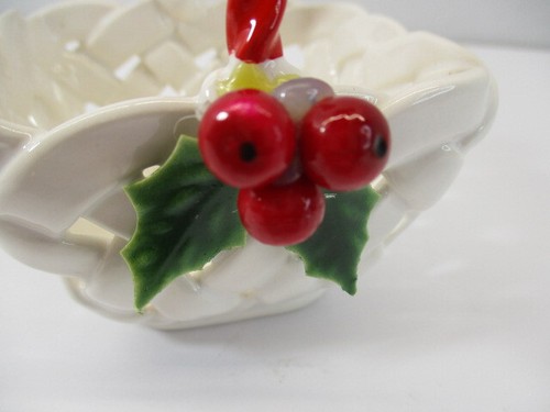 Vtg WHITE "WOVEN" CERAMIC Basket Square Holly Berries Christmas Holiday Taiwan - Picture 8 of 11