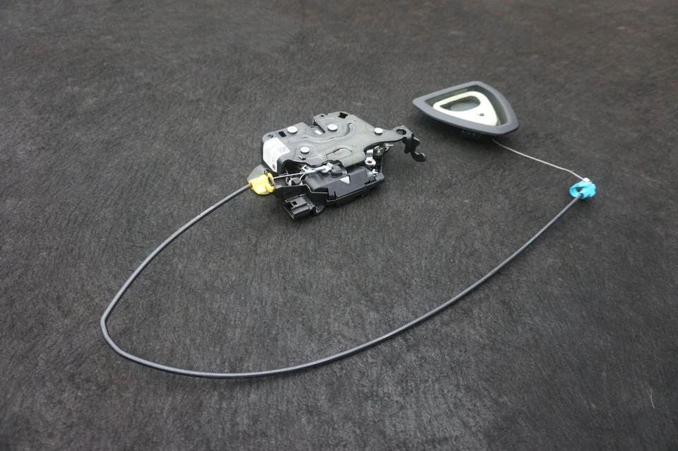 Actuador de cierre de tapa de maletero trasero OEM 51245A9C0D1 BMW 760I xDrive G70 2023-24 Foto 3 de 4