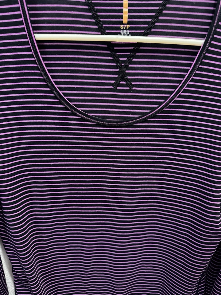 Lucy 女式紫色条纹圆领长袖轻便上衣,尺寸 S/P — 第 2/4 张图片