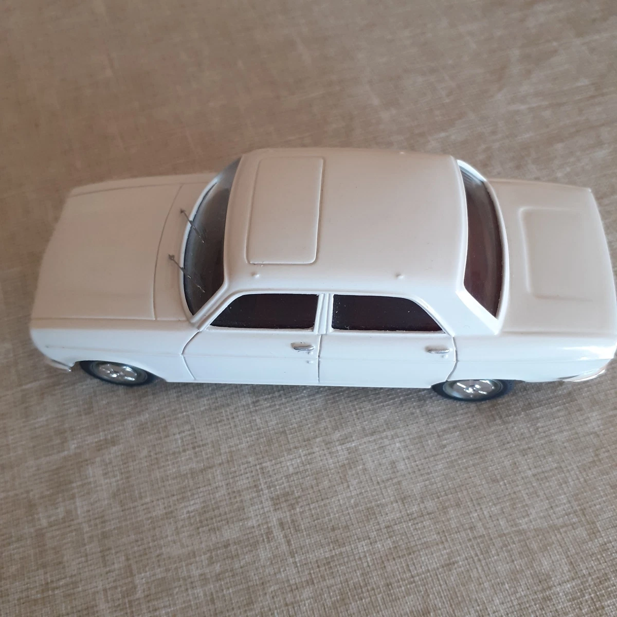Minichamps 1:43 Peugeot 304 Coupe Année 1972 or métallique 400112720
