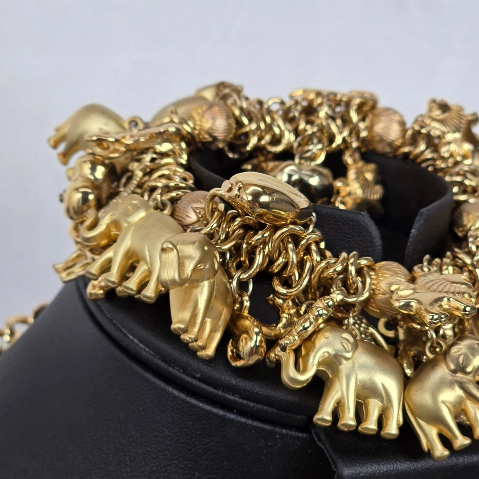 Pendientes de aro Napier, pulsera con dije de joyero J.C. y collar de cadena en tono dorado Foto 3 de 4