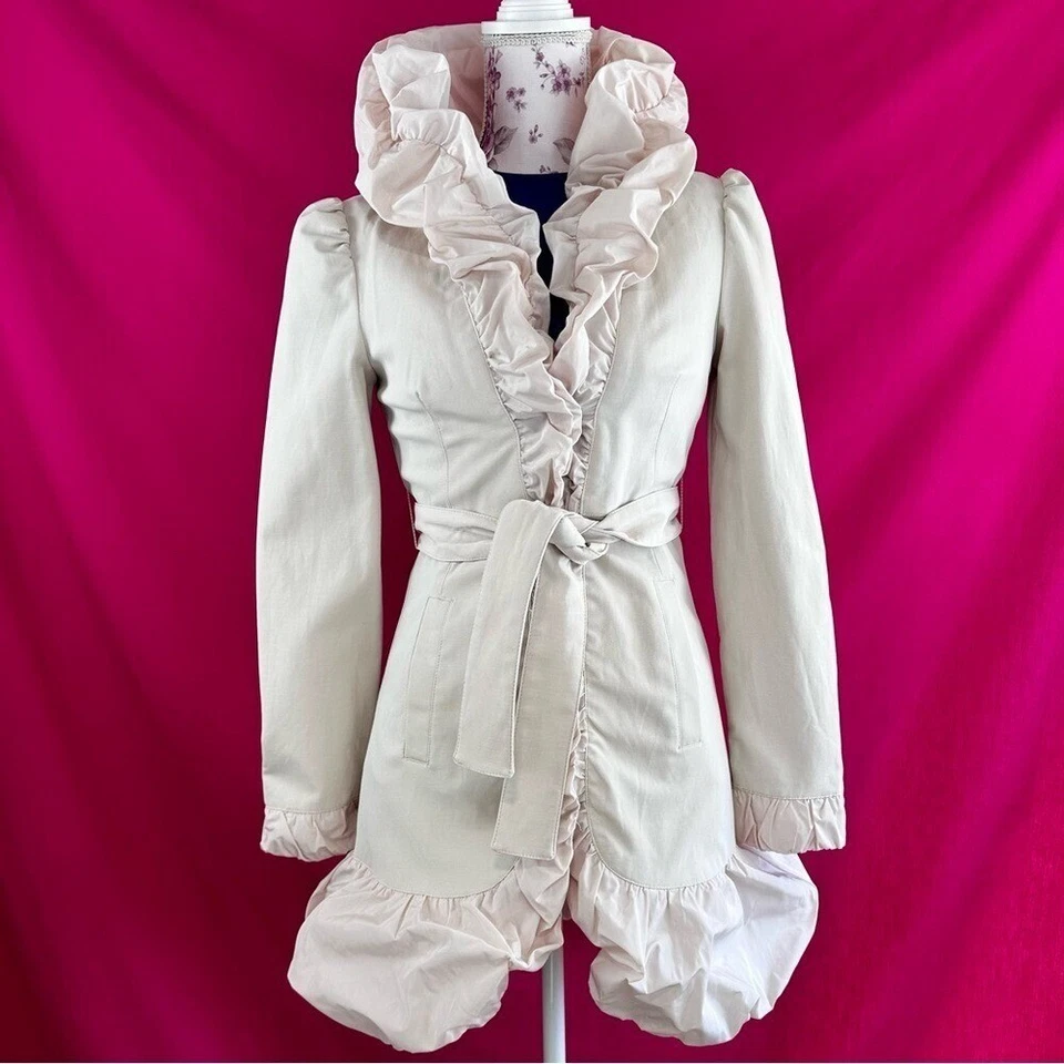 Jaqueta social Bebe babado trench coat midi feminina tamanho XS coquete menina feminina - Imagem 2 de 4