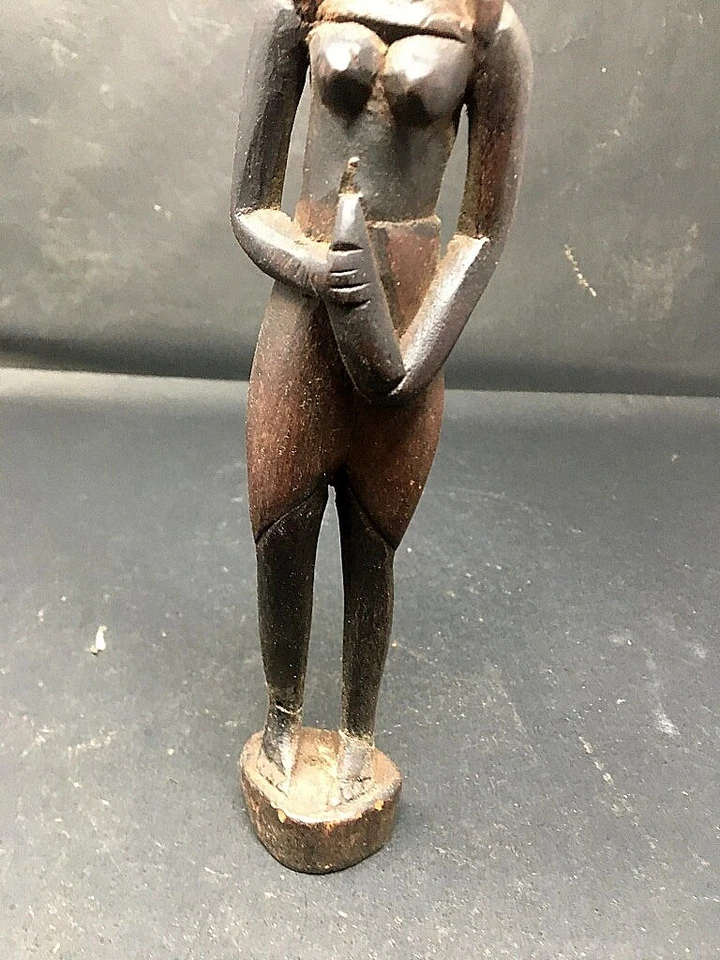 Figura escultura antigua de madera tallada a mano de hombre tribal africano de colección Foto 4 de 4