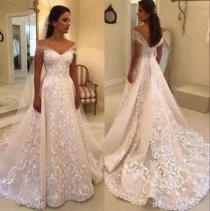 should maid of honor dress be different