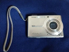 Casio Camera Model EX-S600 includes battery. It may work, I don't have a charger
