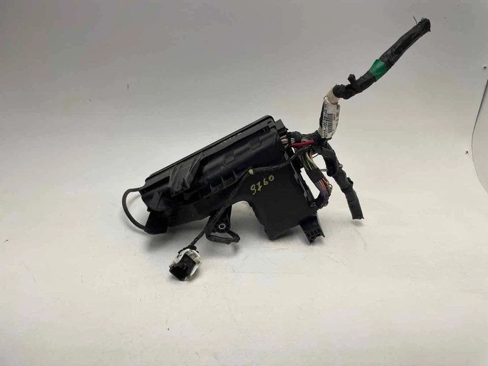 Caixa de fusíveis do motor 6 cilindros 82111-0C281 compatível com 2005 2006 TOYOTA TUNDRA 4.0L - Imagem 2 de 4