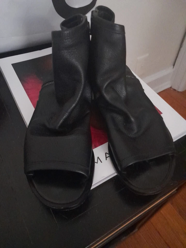 Sandálias pretas Vince Thalia de couro biqueira aberta plana tamanho 7 - Imagem 2 de 4