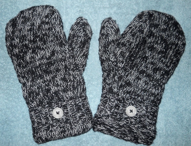 ALMOST BERNIE HANDMADE  MITTENS BLACK & GREY LOOSE WEAVE W/ WHT BUTTONS WMS MED